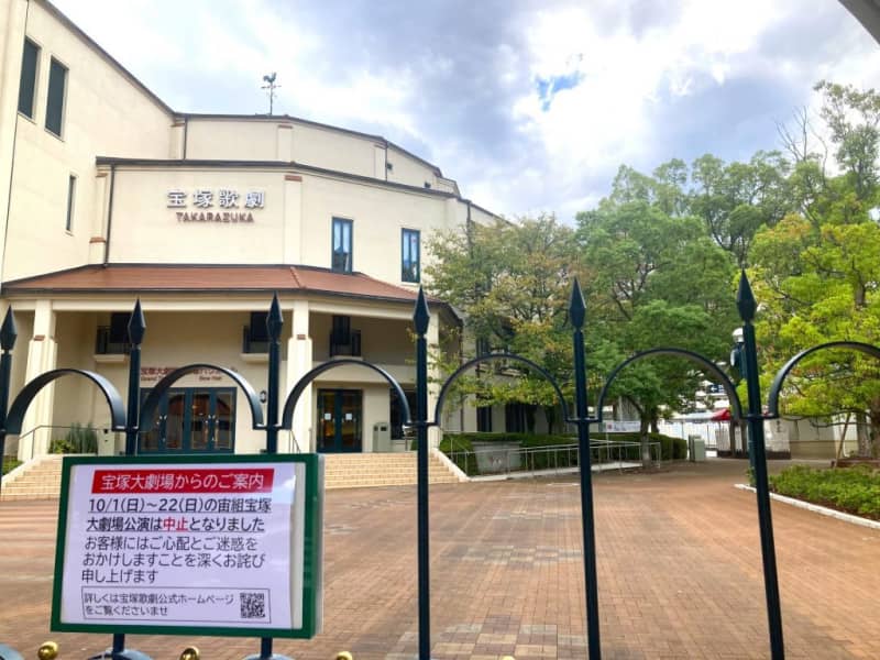 Takarazuka Revue troupe member's death investigation team holds hearing Zuka fans hope for ``soon resumption'' after extended suspension of Cosmos Troupe performances