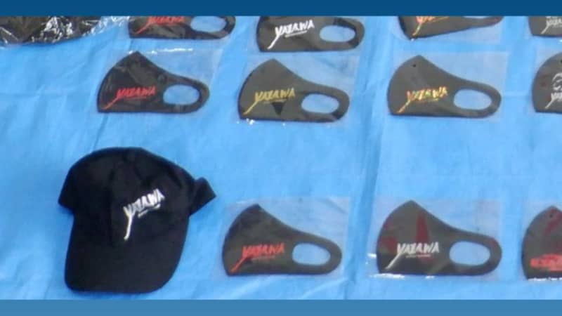 Five items of fake Eikichi Yazawa goods, including masks and hats, are being sold with a message on the website saying, "They are not genuine," in violation of trademark law...