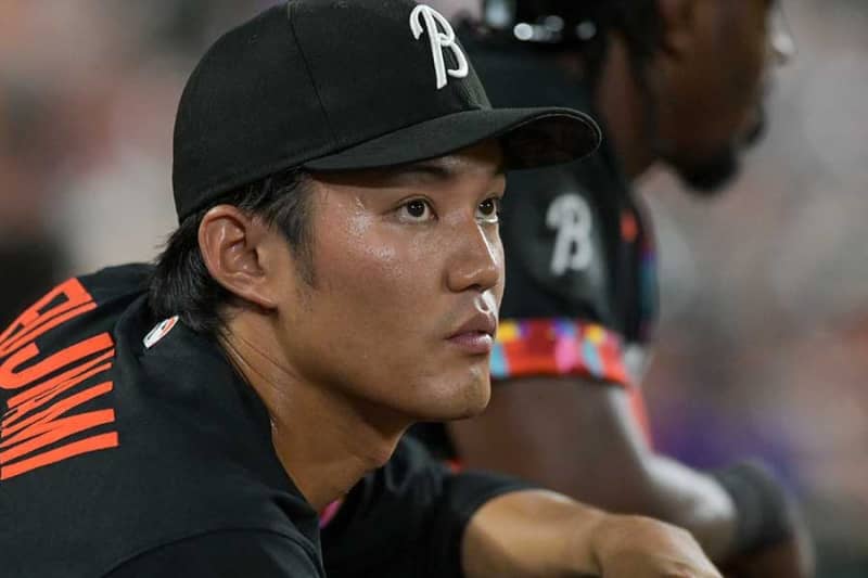 Shintaro Fujinami's season ends without him pitching. Fans react to his deep bow on the bench: ``I wanted to see it.''