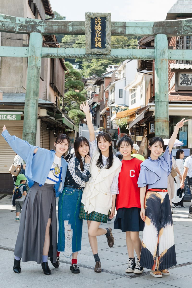 Hinatazaka46's Kumi Sasaki, Mirei Sasaki, Miku Kanemura, Nao Kosaka, and Hinano Uemura appear in the magazine "BLT"...