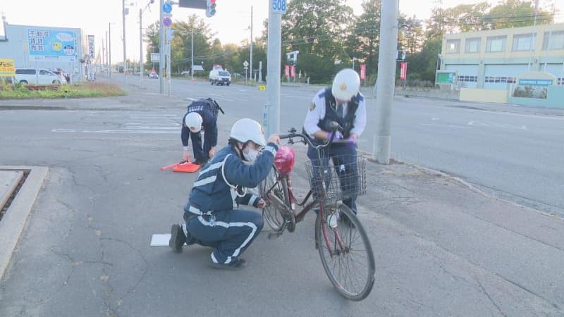 A 75-year-old woman riding a bicycle crossed two lanes on one side at a red light... She was hit by a car going straight and died, in Kitami City, Hokkaido...