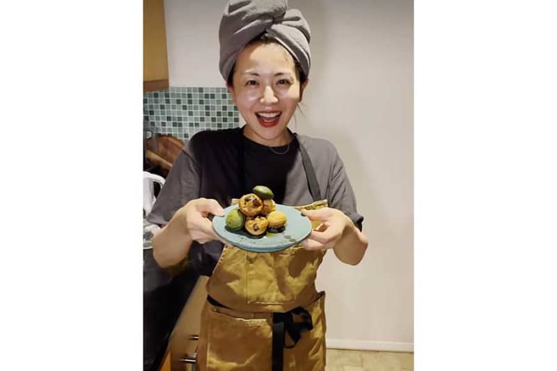 Former TV Tokyo announcer Miho Ohashi makes sweets using takoyaki plates in New York and ``eats too much'' in the middle of the night...