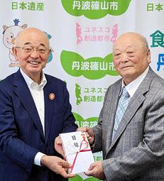 警察官が付き添い1千万円寄付「教育に役立てて」　兵庫・丹波篠山の高齢男性が「ふるさと基金」へ