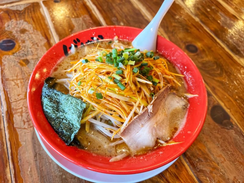 ``Shakariki Kawaguchi store'' has been loved for 20 years and won with spicy green onions!The big tsukemen noodles and green onion miso ramen are the best.