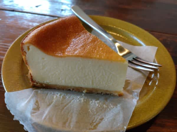 [Toda] Pets allowed!Grün Coffee is a small cafe popular for its handmade cheesecakes.
