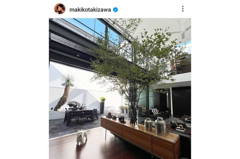 Makiko Takizawa's living room has an overwhelming sense of openness. Her pet dog also makes an appearance, making it a ``soul-cleansing room.''