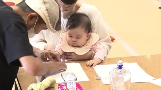 赤ちゃんにガラス製の記念品を　プレゼント用の手形・足形取り　静岡・西伊豆町