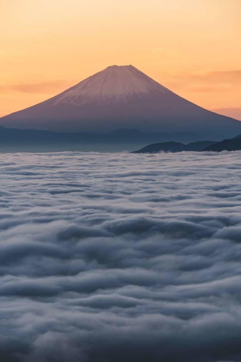 It looks like you can walk straight until the sunrise.The combination of the sea of ​​clouds and Mt. Fuji is beautiful.