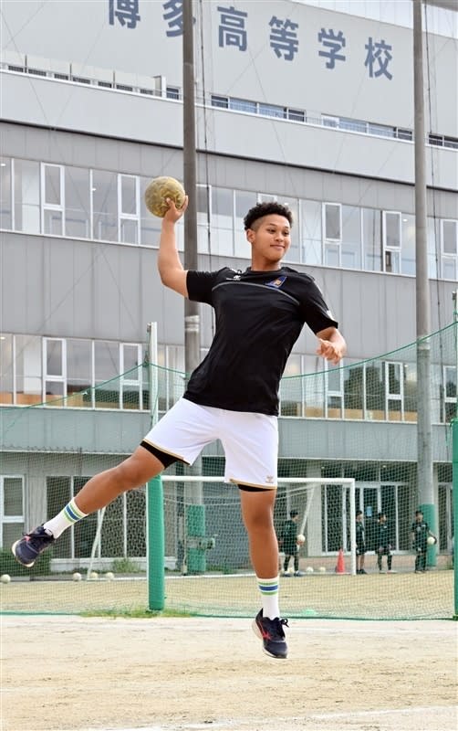 ハンドボールの超逸材、世界へ　博多高3年のシモンズ　ラグビーとの“二刀流”で才能磨き　「飛び級…
