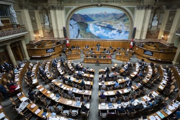 スイス国会、男性議員の発言量は女性の2倍