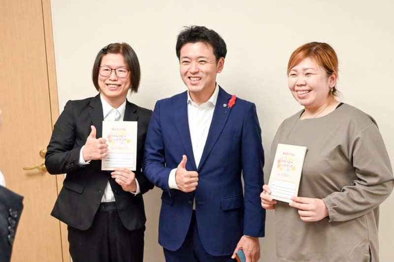 Aomori Prefecture creates a handbook to help raise children with low birth weight