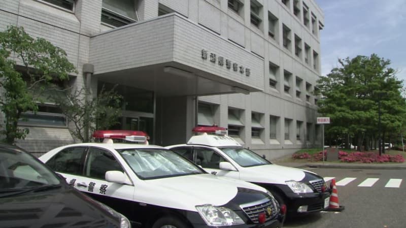 An unemployed 8-year-old man was arrested on suspicion of breaking into a private home and stealing approximately 31 yen in cash and credit cards...