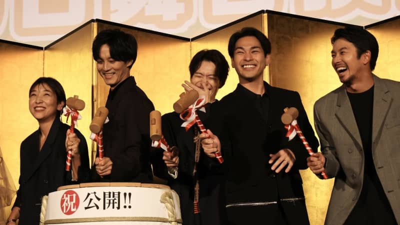 Sakura Ando remembers Masaki Okada's "body acting" scene and crouches down on the spot laughing out loud