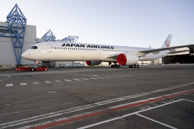 JAL's new flagship A350-1000 rolls out at Airbus facility in France!