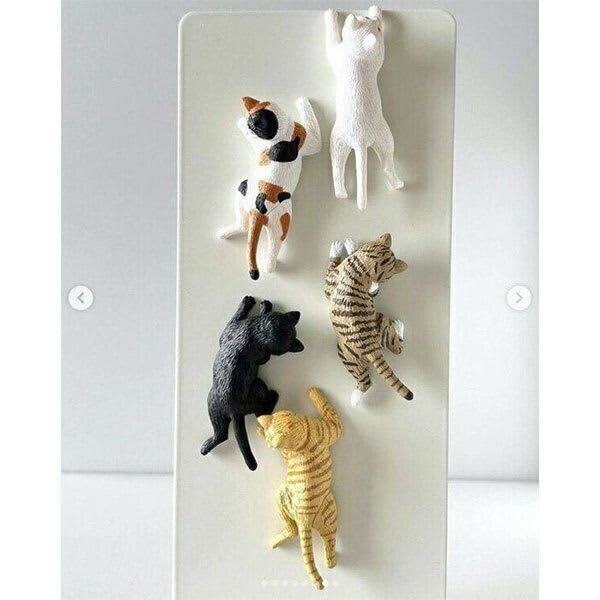 「登る猫」をリアルに再現！　いろいろな場所にくっつけて遊べるカプセルトイが楽しい
