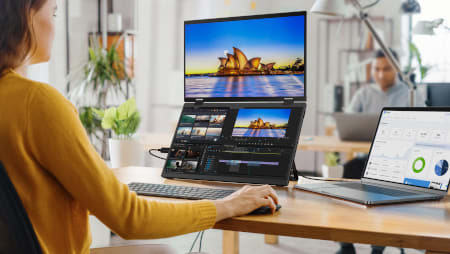 You can now operate on 3 screens even outside! "Lightweight thin dual monitor"