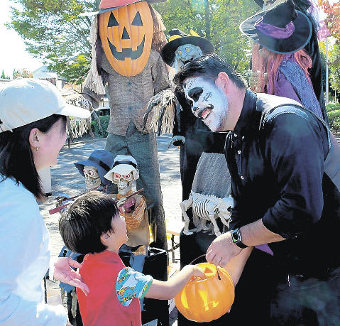Trick or Treat!Costumed staff will welcome you, making Halloween a little early in Oizumi Town, Gunma