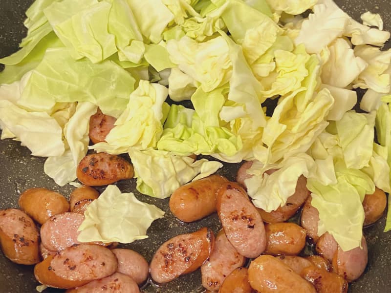 Using sausage and cabbage?"German cabbage" invented by a working chef will whet your appetite