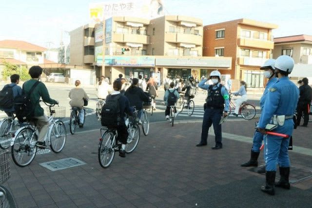 Okayama Nishi Police Station calls for bicycle helmets to be closed for receiving collisions