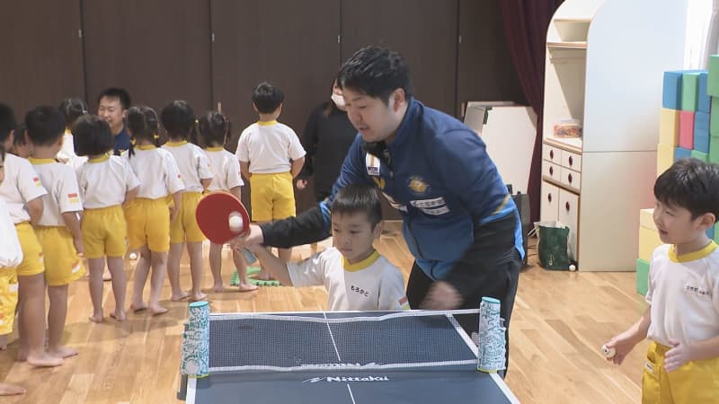 Kanazawa Port of the T League, a professional table tennis league, conveys the joy of table tennis to nursery school children