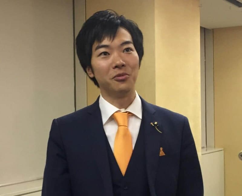 Representative Otokita ``apologizes for kneeling down'' after accidentally touching his private parts. Daily posts turn into an unexpected situation. ``Hellfire keeps coming out of my face.''
