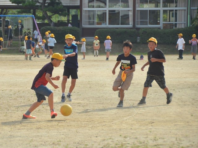 It's too far to go home and we can't play together...An elementary school in Kyoto has ``free time'' before school leaves, and the principal smiles ``Ichi...