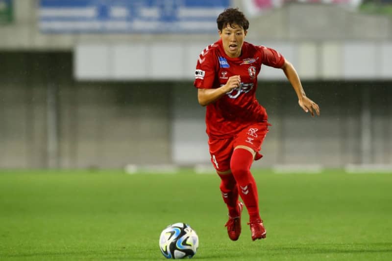 Nadeshiko OG is also saddened by INAC Kobe midfielder's recurrence of anterior cruciate ligament injury in his left knee: ``This valuable talent is waiting for his return.''