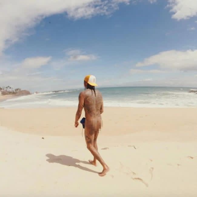 Tyga posa desnudo en Instagram para desvelar ha…