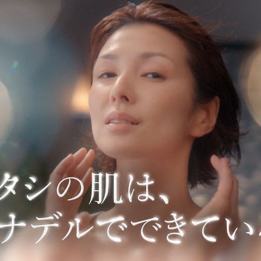 Actress Michiko Kichise appears in the new TV commercial for "CANADEL"!We also deliver interviews that talk about private life.
