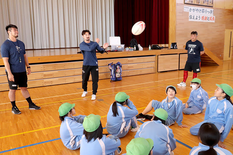 Experience the appeal of rugby: Kamaishi SW player gives practical instruction at prefectural association class at Hagisou Elementary School [Ichinoseki]