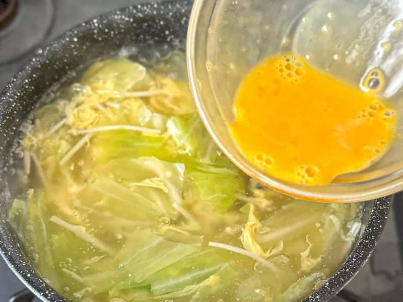 Easy to make ``Thick cabbage and egg soup'' The recipe says ``Make it right away!'' and ``Kids will love it too.''