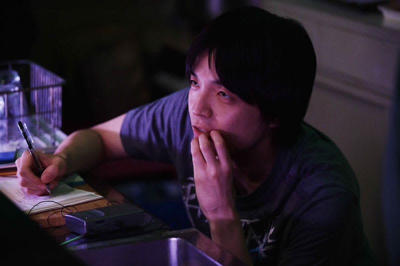 Amane Okayama thinking about what to post. Scene photo from ``Laughing Kaibutsu'' where he plays a man obsessed with laughter.