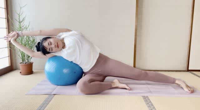Say goodbye to stiff shoulders!Easy Stretch Pilates with a balance ball