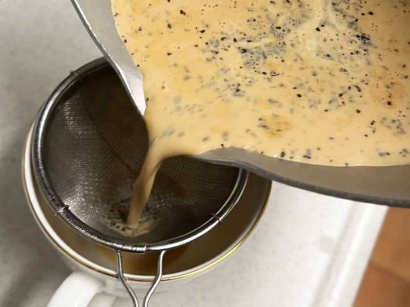 ``Don't boil down tea leaves with milk.'' Surprised by the ``precaution'' when making royal milk tea. What if you actually try it?