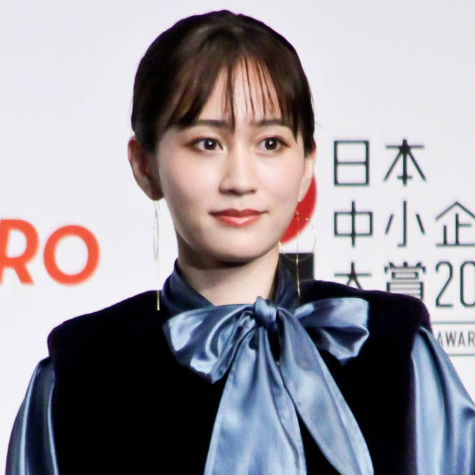 Atsuko Maeda's chic black coordination SHOT showing off her beautiful legs was released, and people said, ``It's wonderful'' and ``Acchan is too cute.''