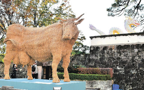 An event that will decorate the center of Takasaki with art, including a 6-meter giant cow, will start on the 28th.The works of 30 people will perform extraordinary...
