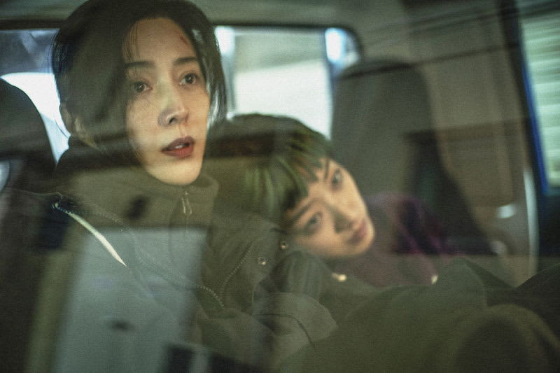 A woman who fled from China to South Korea and a woman with green hair gets caught up in the dark world. Fan Bingbing's comeback work "Green Night" will be released