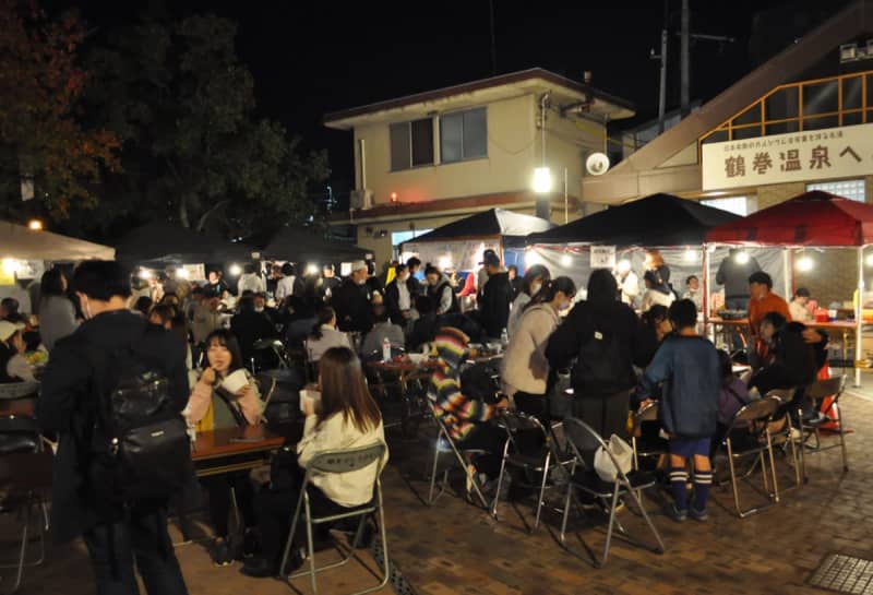 Halloween event at Tsurumaki Onsen North Entrance Square. Those who come in costume will receive a gift Hadano City