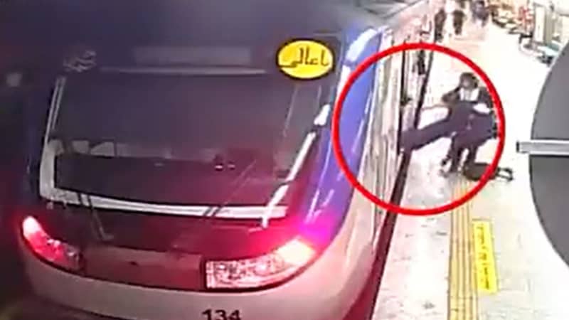 イランの地下鉄で倒れた少女が死亡、ヒジャブ着用めぐり道徳警察が殴打か