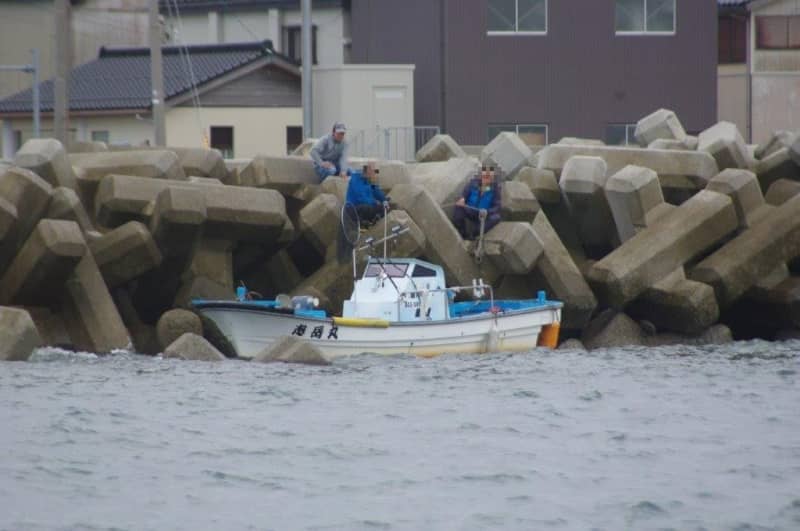 Pleasure motorboat that was out fishing becomes unnavigable... sea anchor rope gets tangled in Toyama