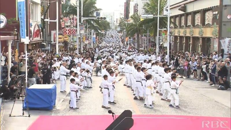 2000 people perform karate on Kokusai Street, Okinawa