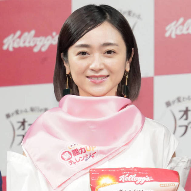 Yumi Adachi, “40th Anniversary of Entertainment”, released a SHOT with a beautiful smile and shiny skin, and the response was “Forever cute” and “Forever...”