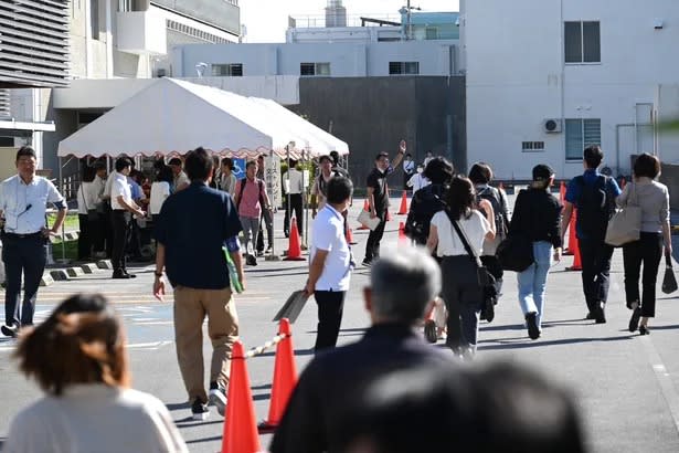 People who wish to attend the hearing come to court one after another.Raffle tickets will be issued in the morning.First argument in Henoko Kodai execution lawsuit