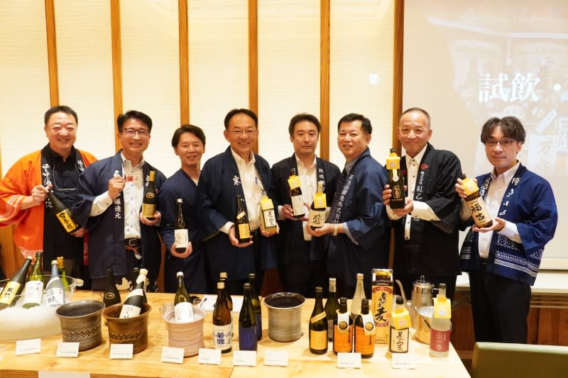 XNUMX breweries representing Fukuoka prefecture promote their proud sake and authentic shochu