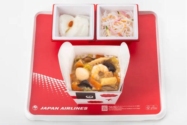 空の上で”無印”の八宝菜が！ JAL 期間限定で「ごはんにかける」機内食提供