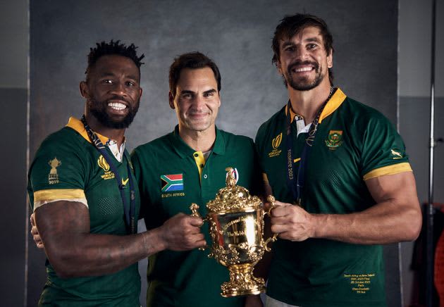 Celebrity guests visited the winning South Africa's locker room.Players are asking for commemorative photos one after another [Rag...