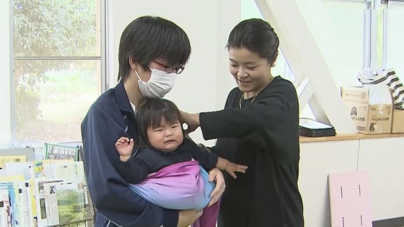 高校生が赤ちゃんと交流　“かわいい”　“意外と重い”　千葉・鎌ケ谷市