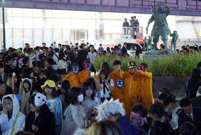Halloween: Okayama Station area crowded, young people in costumes, prefectural police on alert