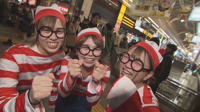 Sapporo's Tanukikoji, where many people in costumes come and go on the first Halloween after the new coronavirus has entered Category 5