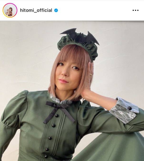 hitomi responds to Halloween SHOT of maid-style cosplay: ``What is this beauty and sex appeal?'' ``Just a beautiful witch.''